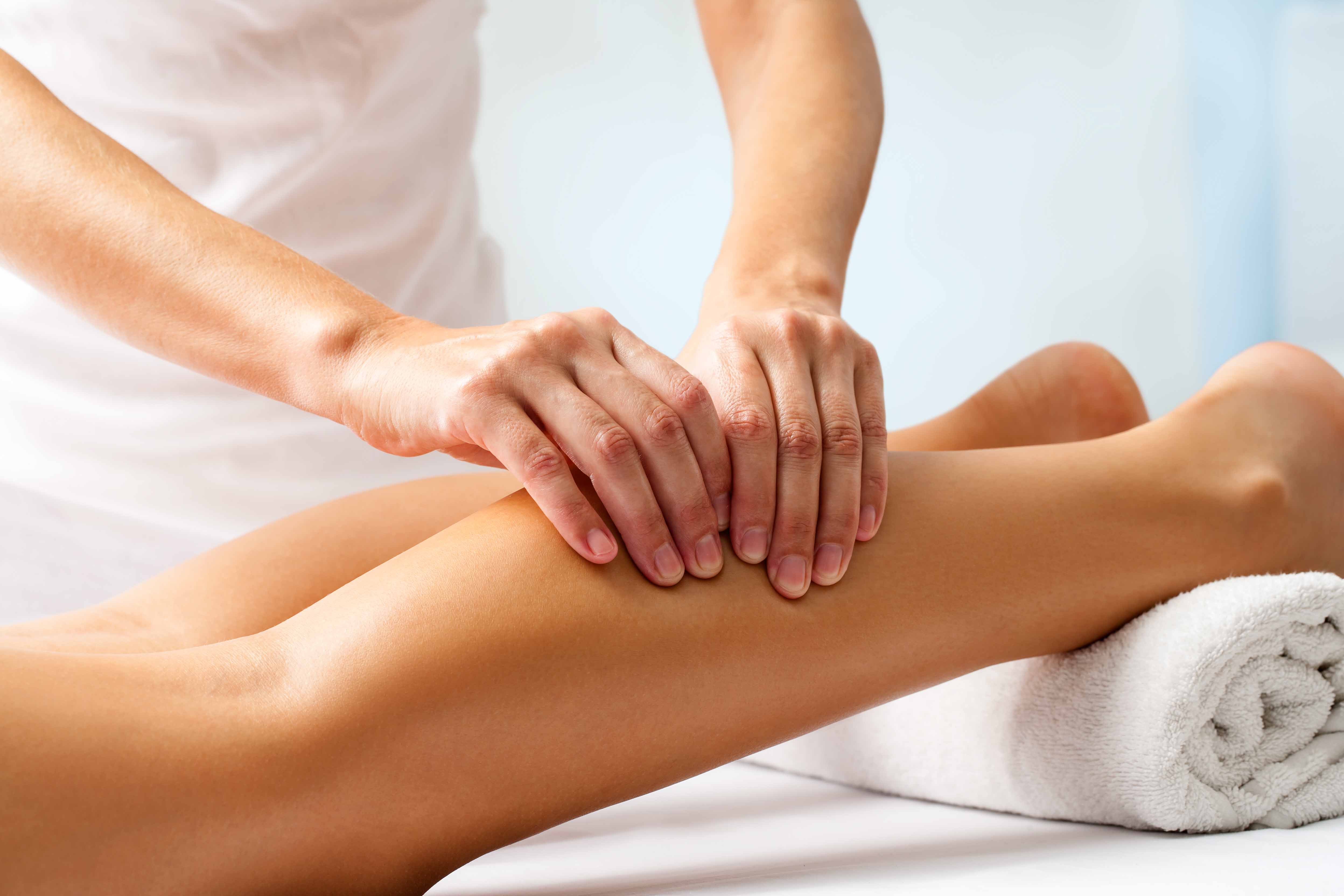 Massage 6. Лимфодренажный массаж ног. Массаж лимфодренажный ручной. Лимфодренажный массаж бедер. Массаж бедер.
